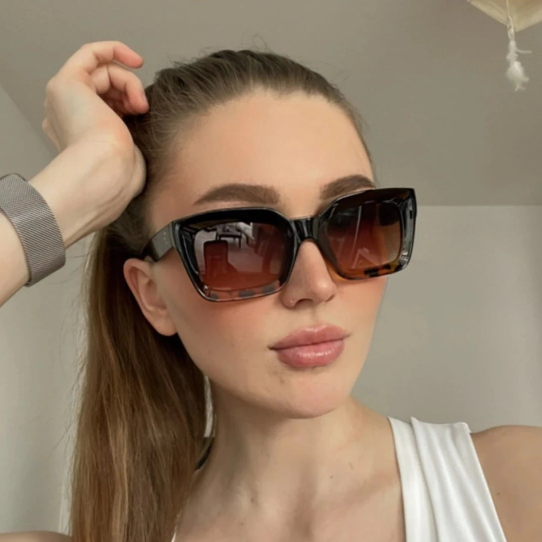 Jente med solbriller