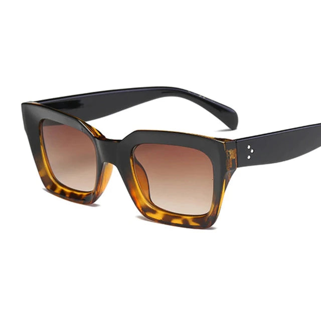 Solbrille med sort og leopardinnfatning