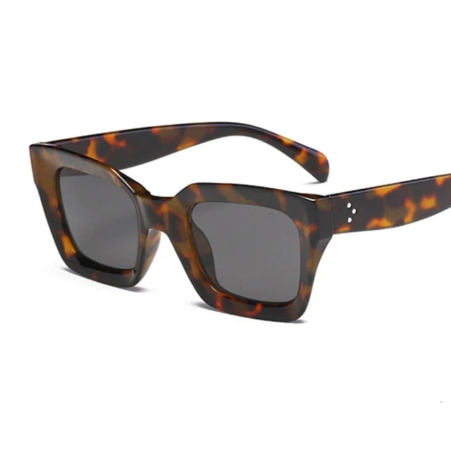 Solbrille med leopardinnfatning